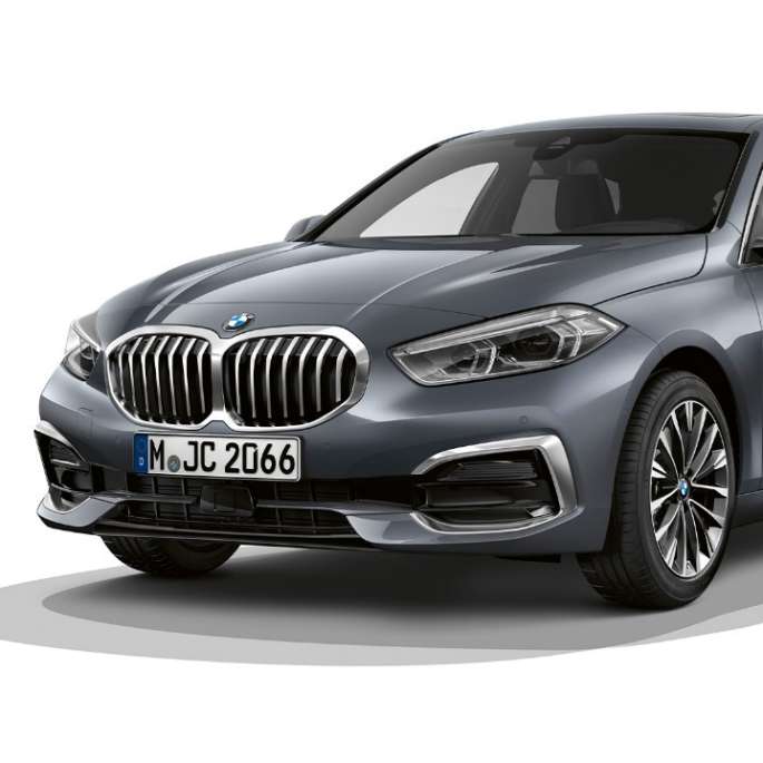 Imagine cu trei sferturi din partea frontală a BMW Seria 1 Model Luxury Line. Imagine de studio cu trei sferturi din partea frontală a BMW Seria 1 Model Luxury Line în Storm Bay metalizat.