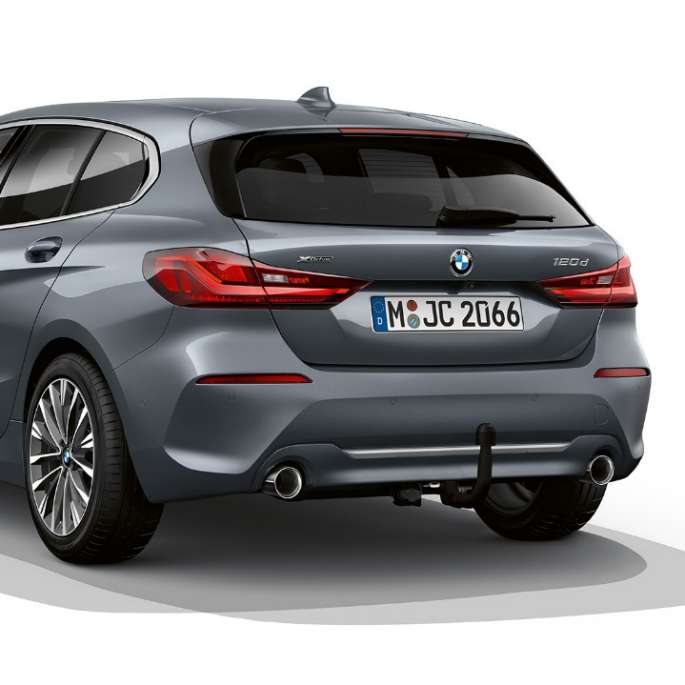 Imagine cu trei sferturi din partea spate a BMW Seria 1 Model Luxury Line. Imagine de studio cu trei sferturi din partea spate a BMW Seria 1 Model Luxury Line în Storm Bay metalizat.