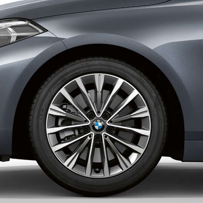 Jante din aliaj uşor de 17” Multi-spoke, tip 547. Perspectivă din lateral cu partea frontală a BMW Seria 1 Model Luxury Line în Storm Bay metalizat cu jante din aliaj uşor de 17” Multi-spoke, tip 547.