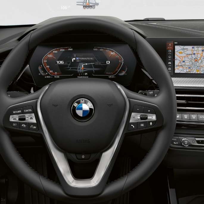 Volan Sport îmbrăcat în piele. Imagine cu habitaclul BMW Seria 1 Model Luxury Line cu volan Sport îmbrăcat în piele.