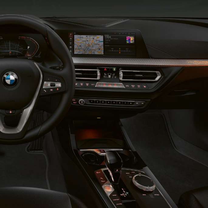 Ornamentele interioare „Illuminated Nice”. Imagine cu ornamentele interioare „Illuminated Nice” ale BMW Seria 1 Model Luxury Line.