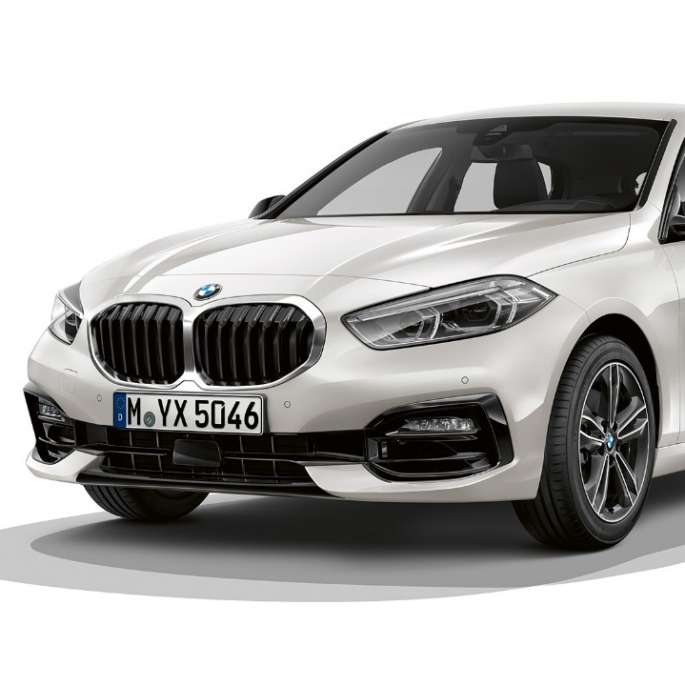 Imagine cu trei sferturi din partea frontală a BMW Seria 1 Model Sport Line. Imagine de studio cu trei sferturi din partea frontală a BMW Seria 1 Model Sport Line în Alb Mineral metalizat.