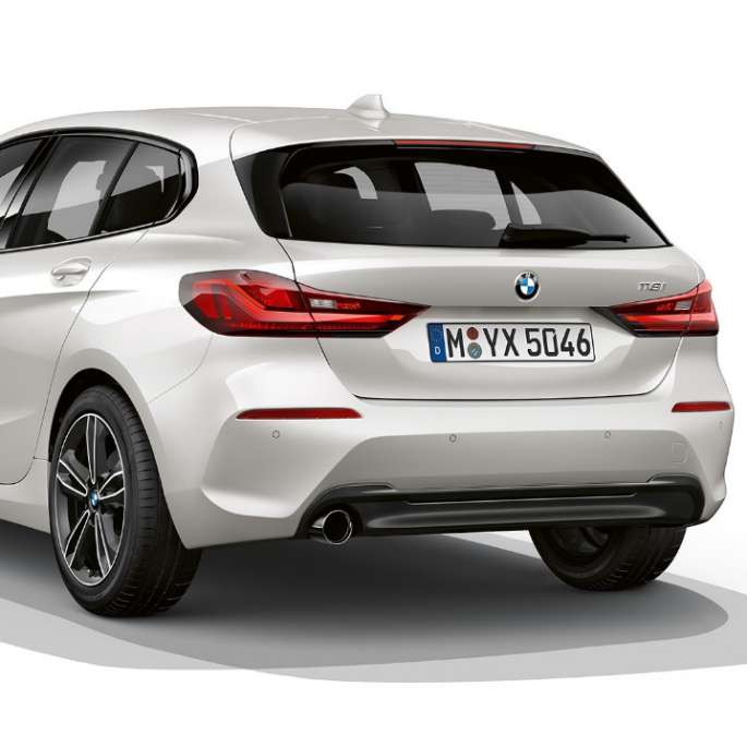 Imagine cu trei sferturi din partea spate a BMW Seria 1 Model Sport Line. Imagine de studio cu trei sferturi din partea spate a BMW Seria 1 Model Sport Line în Alb Mineral metalizat.