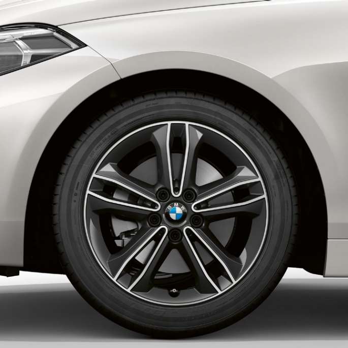 Jante din aliaj uşor de 17” Double-spoke, tip 549. Perspectivă din lateral cu partea frontală a BMW Seria 1 Model Sport Line în Alb Mineral metalizat, cu jante din aliaj uşor de 17” Double-spoke, tip 549.