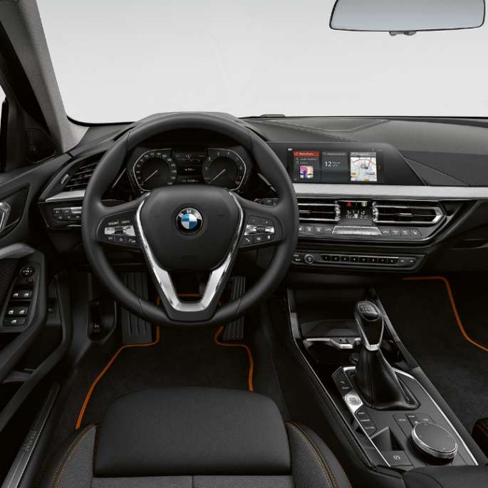 Volan Sport îmbrăcat în piele. Imagine cu habitaclul BMW Seria 1 Model Sport Line, cu volan Sport îmbrăcat în piele.