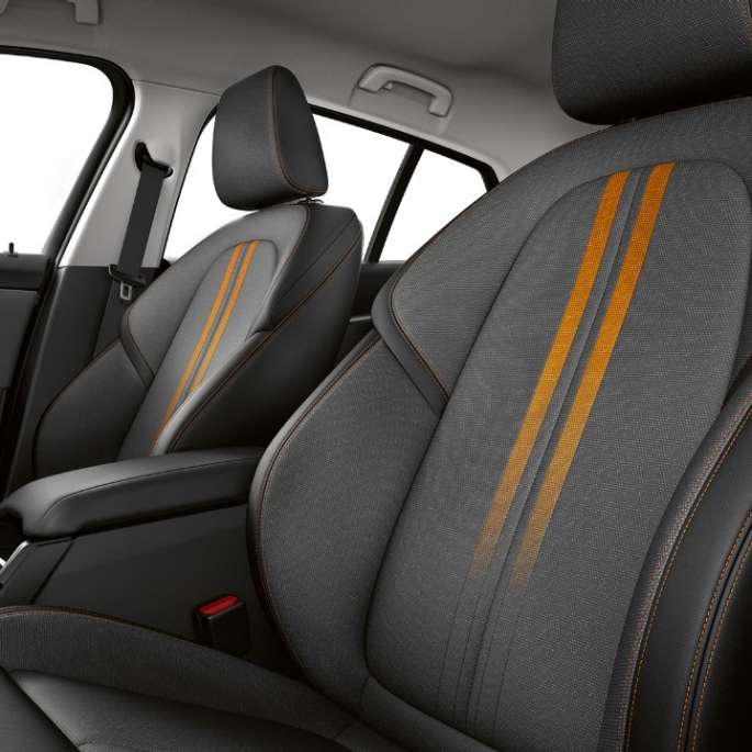 Scaune sport pentru conducătorul auto şi pasagerul faţă. Imagine cu interiorul BMW Seria 1 Model Sport Line cu scaune sport pentru conducătorul auto şi pasagerul faţă.