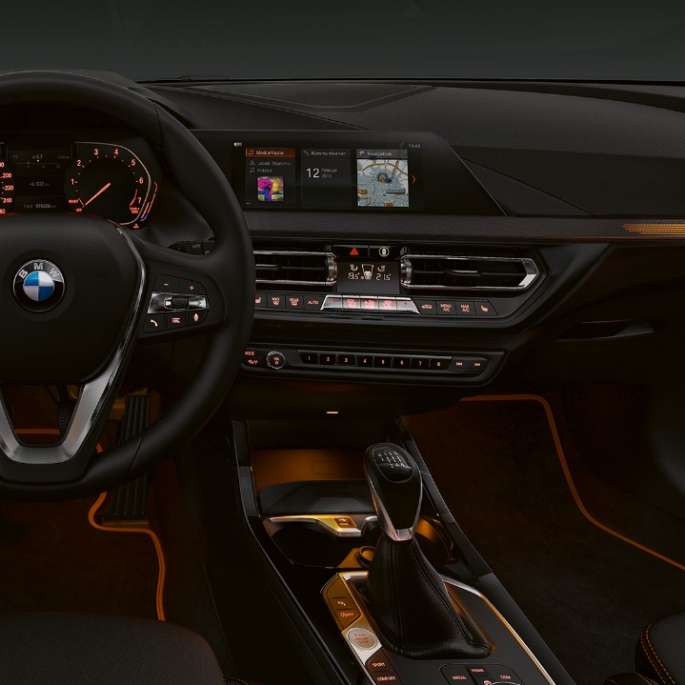 Ornamentele interioare „Illuminated Berlin”. Imagine cu ornamentele interioare „Illuminated Berlin” ale BMW Seria 1 Model Sport Line.