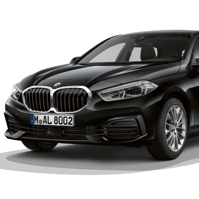 Imagine cu trei sferturi din partea frontală a BMW Seria 1 Model Advantage. Imagine de studio cu trei sferturi din partea frontală a BMW Seria 1 Model Advantage în negru.