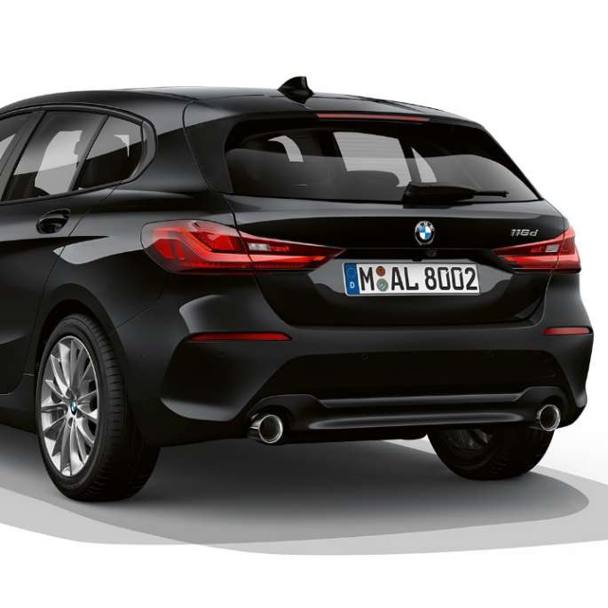 Imagine cu trei sferturi din partea spate a BMW Seria 1 Model Advantage. Imagine de studio cu trei sferturi din partea spate a BMW Seria 1 Model Advantage în negru.