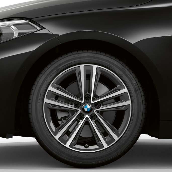 Jante din aliaj uşor de 16” Star-spoke, tip 517. Perspectivă din lateral cu partea frontală a BMW Seria 1 Model Advantage în negru, cu jante din aliaj uşor de 16” Star-spoke, tip 517.