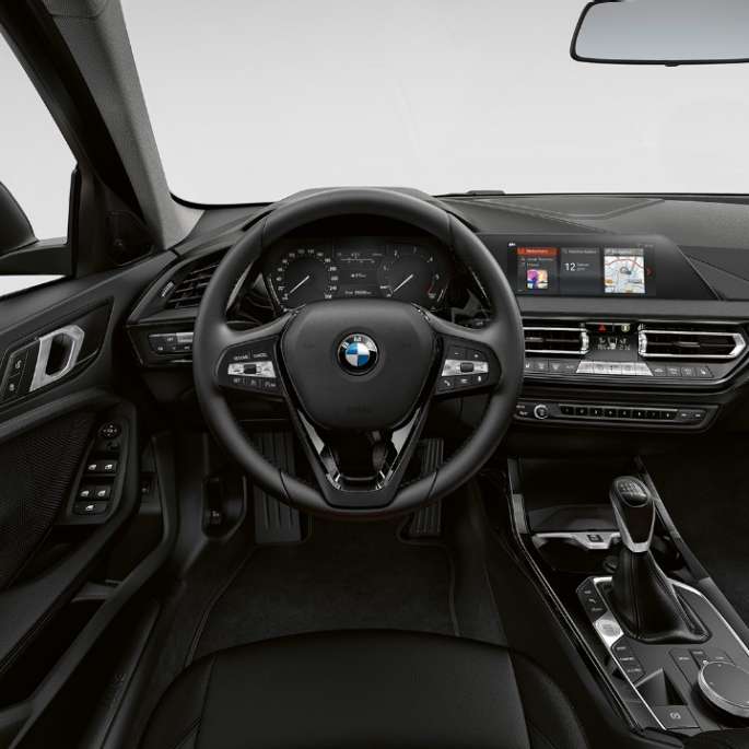 Volan îmbrăcat în piele. Imagine cu habitaclul BMW Seria 1 Model Advantage, cu volan îmbrăcat în piele.