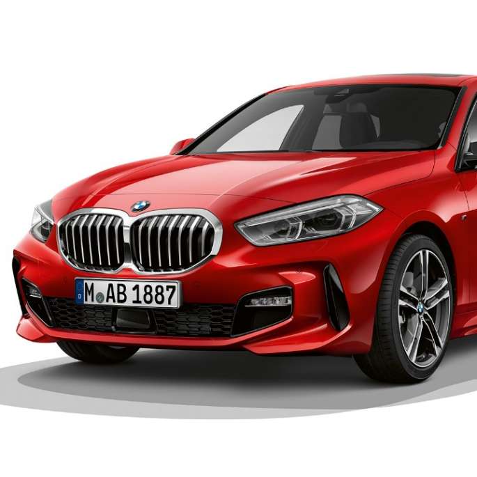 Imagine cu trei sferturi din partea frontală a BMW Seria 1 Model M Sport. Imagine de studio cu trei sferturi din partea frontală a BMW Seria 1 Model M Sport în Roşu Melbourne metalizat.