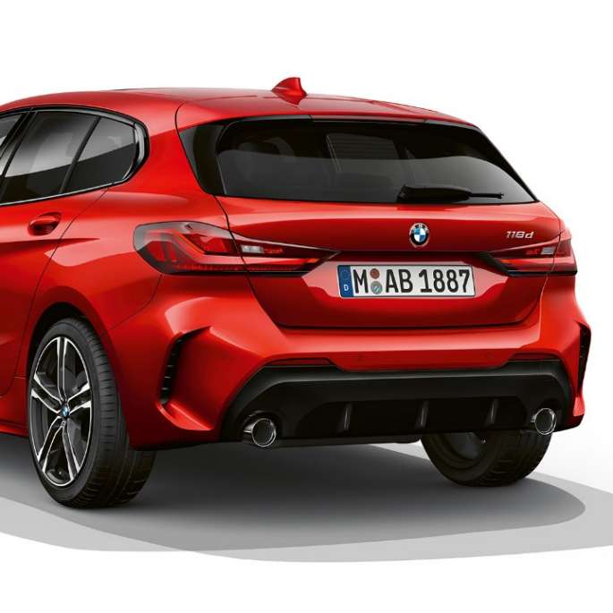 Imagine cu trei sferturi din partea spate a BMW Seria 1 Model M Sport. Imagine de studio cu trei sferturi din partea spate a BMW Seria 1 Model M Sport în Roşu Melbourne metalizat.