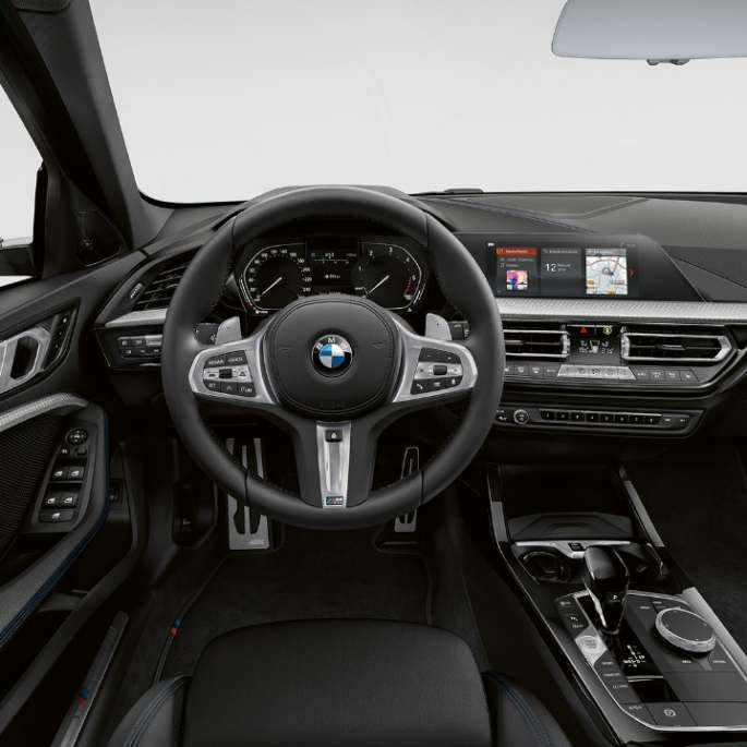 Volan M îmbrăcat în piele. Imagine cu habitaclul cu volan M îmbrăcat în piele al BMW Seria 1 Model M Sport.