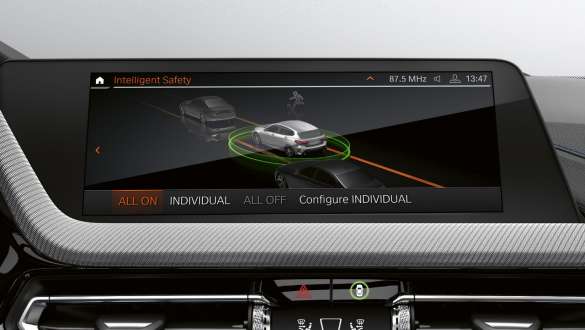 Driving Assistant. Imagine cu sistemul de asistare a conducătorului auto Driving Assistant pe Control Display-ul BMW Seria 1.