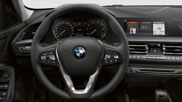Volan Sport îmbrăcat în piele. Imagine cu habitaclul BMW Seria 1 Model Sport Line cu volan Sport îmbrăcat în piele.