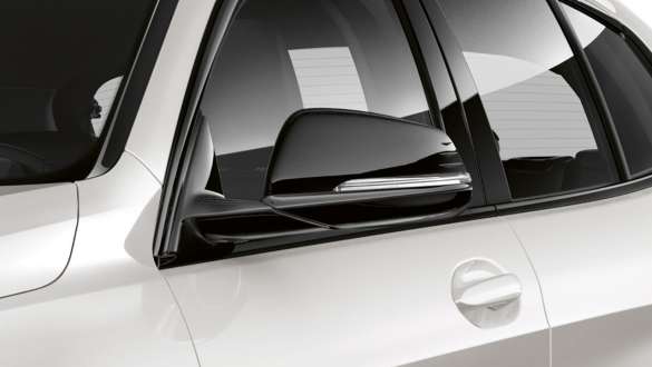 Oglinzi negre. Imagine cu BMW Seria 1 Model Sport Line cu oglinzi negre.