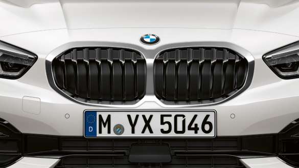 Imagine cu grila dublă a radiatorului BMW Seria 1. Imagine cu grila dublă a radiatorului BMW Seria 1 Model Sport Line în Alb Mineral metalizat.