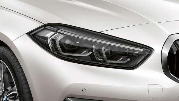 Faruri cu tehnologie LED. Imagine cu farurile cu tehnologie LED ale BMW Seria 1 Model Sport Line în Alb Mineral metalizat.