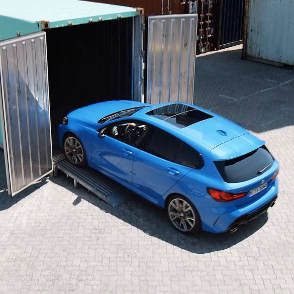 Asistentul la parcare al BMW Seria 1. Imagine cu asistentul la parcare al BMW Seria 1 care include asistent pentru mersul în marşarier.