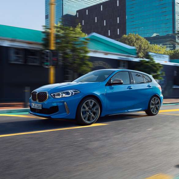 Imagine cu trei sferturi din partea laterală a BMW Seria 1. Imagine cu trei sferturi din partea laterală a BMW Seria 1 în Albastru Misano metalizat, rulând.