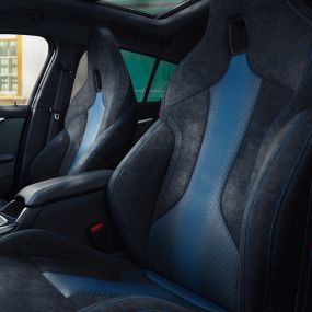 Imagine cu scaunele M Sport. Imagine cu scaunele M Sport cu design ergonomic, cusături contrastante şi tetieră integrată.