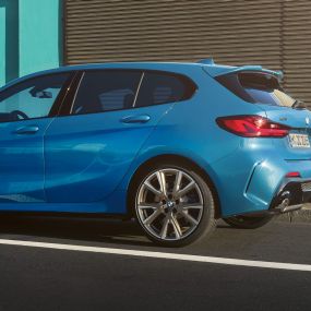Imagine cu elementul „Hofmeister kink” al BMW Seria 1. Imagine cu partea spate a BMW Seria 1 cu elementul „Hofmeister kink” cu design distinctiv.