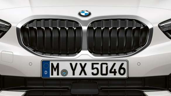 Grila frontală dublă a modelului BMW Seria 1 Sport Line în Alb Mineral Grila frontală dublă a BMW Seria 1