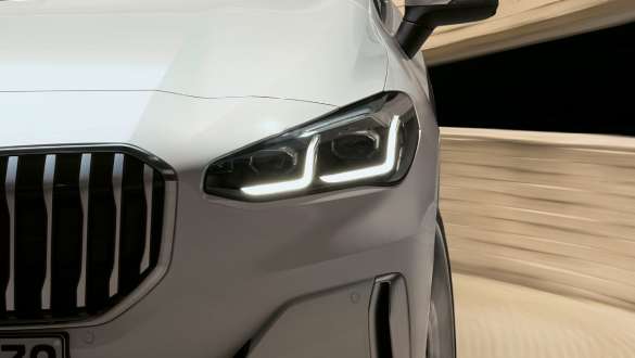 Imagine în prim plan cu BMW Seria 2 Active Tourer, în Alb Mineral, cu faruri cu LED