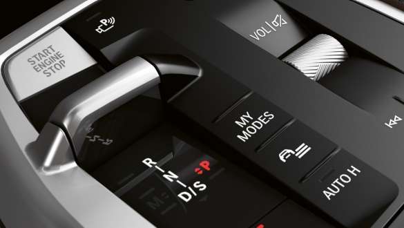 Imagine în prim plan cu butoanele care comută între modurile de condus de pe consola centrală a BMW Seria 2 Active Tourer