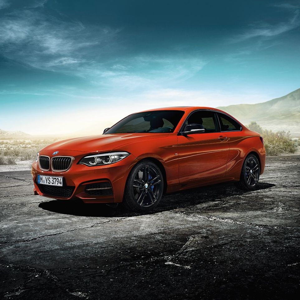 Imagine cu partea frontală a BMW Seria 2 Coupé staţionând Imagine cu partea frontală a BMW Seria 2 Coupé staţionând
