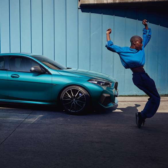 Silueta coupé a BMW Seria 2 Gran Coupé Imagine din lateral cu silueta coupé a BMW Seria 2 Gran Coupé, în Albastru Snapper Rocks, F44, 2020