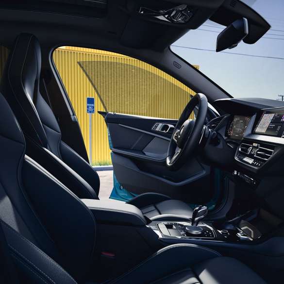 Habitaclul orientat spre conducătorul auto al BMW Seria 2 Gran Coupé Imagine din interior cu habitaclul orientat spre conducătorul auto al BMW Seria 2 Gran Coupé, F44, 2020