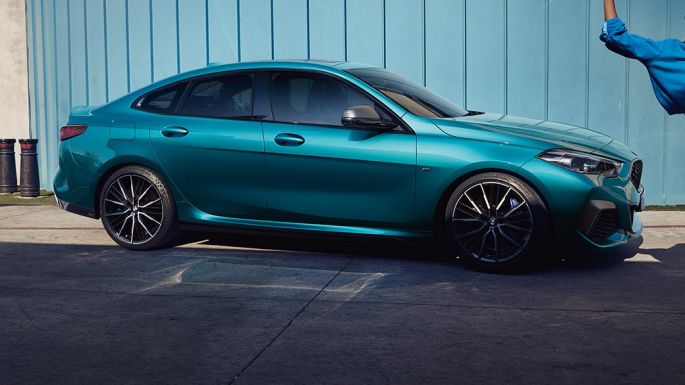 Silueta seducătoare coupé a BMW Seria 2 Gran Coupé Imagine din lateral cu silueta coupé a BMW Seria 2 Gran Coupé, în Albastru Snapper Rocks metalizat, F44