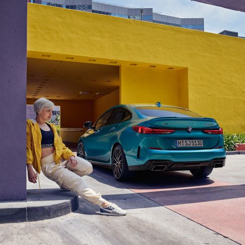 Partea spate puternică a BMW Seria 2 Gran Coupé Imagine cu trei sferturi din partea laterală spate a BMW Seria 2 Gran Coupé, în Albastru Snapper Rocks metalizat, F44