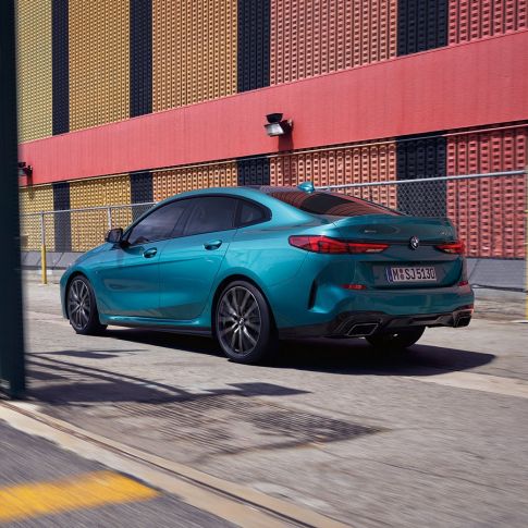 Designul avangardist al BMW Seria 2 Gran Coupé Imagine din partea laterală cu designul avangardist al BMW Seria 2 Gran Coupé, în Albastru Snapper Rocks metalizat, F44