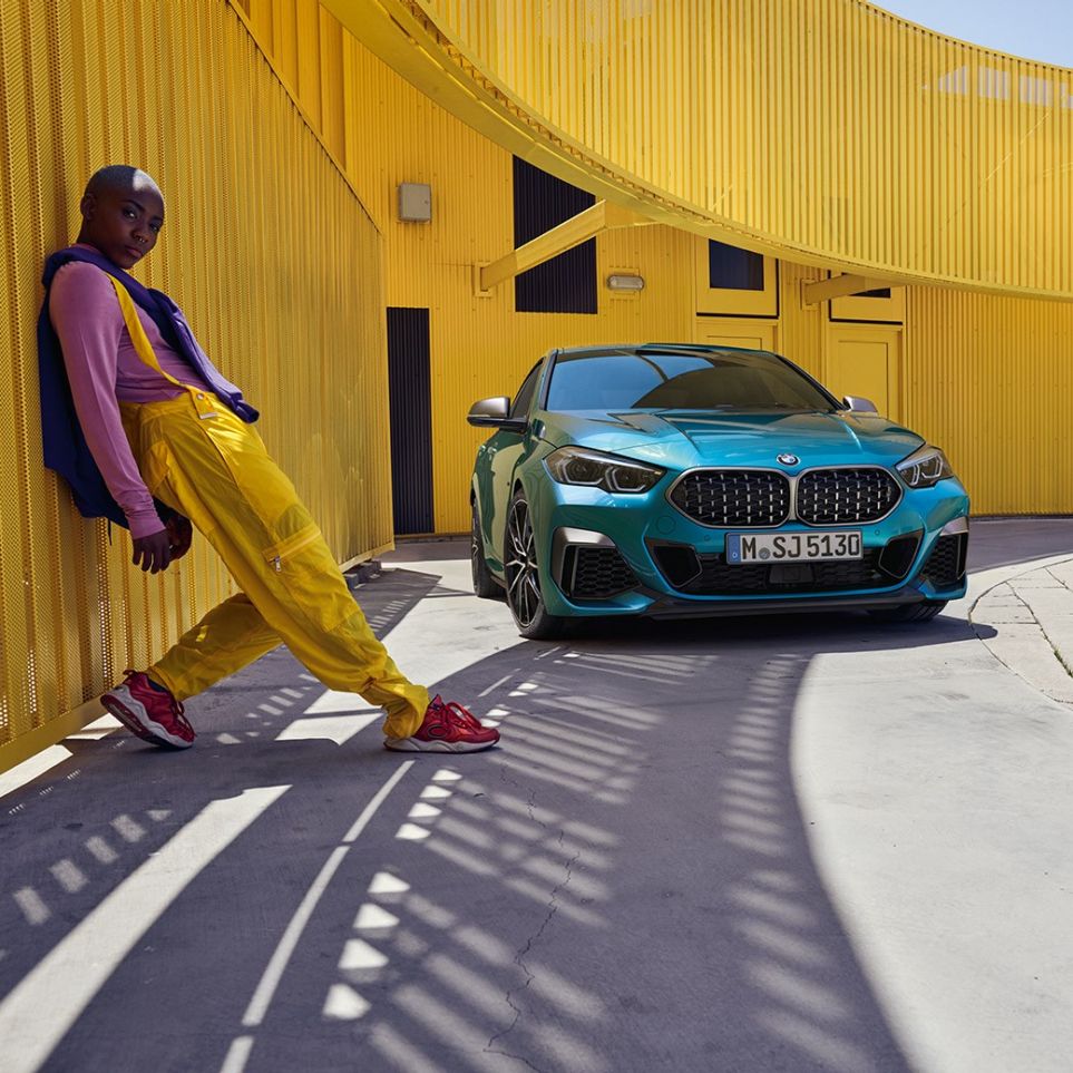 Partea frontală a BMW Seria 2 Gran Coupé Imagine în prim-plan cu grila dublă cu design „Mesh” a BMW Seria 2 Gran Coupé, în Albastru Snapper Rocks metalizat, F44