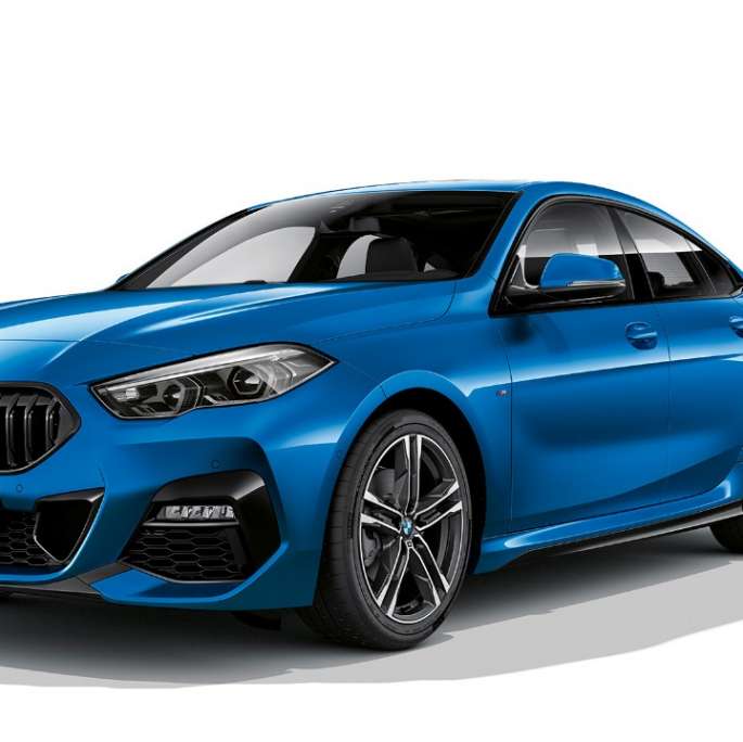 Jantele M din aliaj uşor ale BMW Seria 2 Gran Coupé, Model M Sport Imagine în prim-plan cu jantele M din aliaj uşor ale BMW Seria 2 Gran Coupé, Model M Sport, în Albastru Misano metalizat, F44