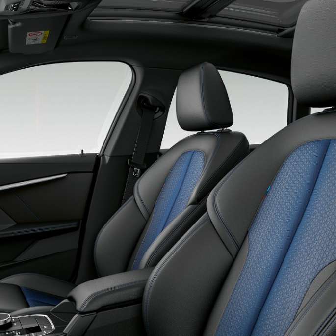 Scaunele sport în combinaţie de stofă „Trigon”/ piele Sensatec negre ale BMW Seria 2 Gran Coupé, Model M Sport Scaunele sport în combinaţie de stofă „Trigon”/ piele Sensatec negre ale BMW Seria 2 Gran Coupé, Model M Sport, F44