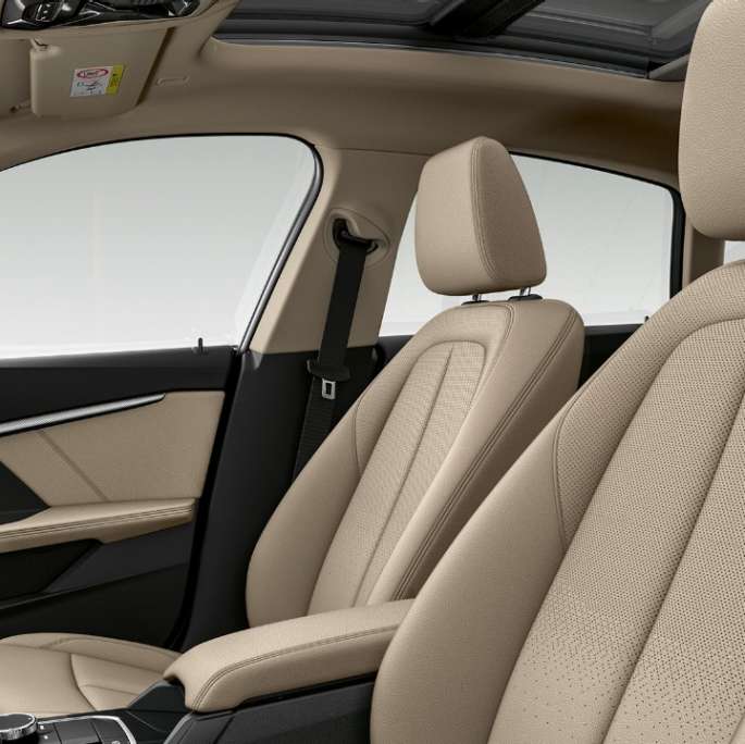 Scaunele îmbrăcate în piele neagră cu perforaţii ale BMW Seria 2 Gran Coupé, Model Luxury Line Scaunele îmbrăcate în piele neagră cu perforaţii ale BMW Seria 2 Gran Coupé, Model Luxury Line, F44
