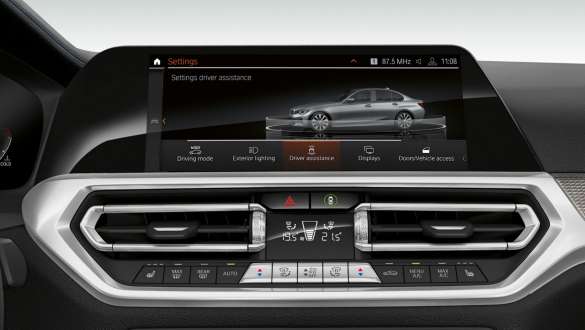 BMW Seria 3 Sedan (G20), Driving Assistant Professional. Imagine în prim plan cu partea din faţă a afişajului panoului de bord al BMW Seria 3 Sedan (G20) cu Driving Assistant Professional.