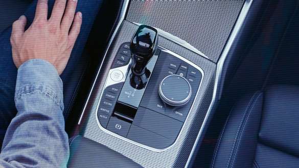 BMW Seria 3 Sedan (G20), transmisie Steptronic Sport. Imagine de sus în detaliu a consolei centrale a BMW Seria 3 Sedan (G20), cu schimbătorul de viteze şi transmisia Steptronic Sport.