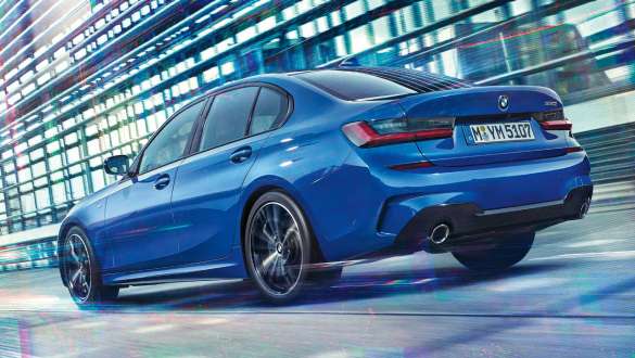 BMW Seria 3 Sedan (G20), suspensie M adaptivă. Imagine cu trei sferturi din partea din spate a BMW Seria 3 Sedan (G20), rulând, cu suspensie M adaptivă.