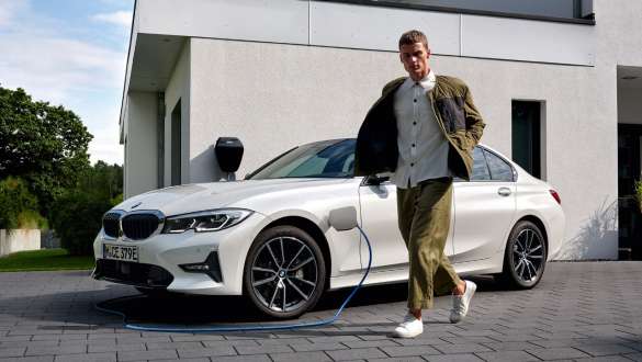 Imagine cu trei sferturi din partea frontală a unui BMW Seria 3 Sedan plug-in hybrid Imagine cu trei sferturi din partea frontală a unui BMW Seria 3 Sedan plug-in hybrid