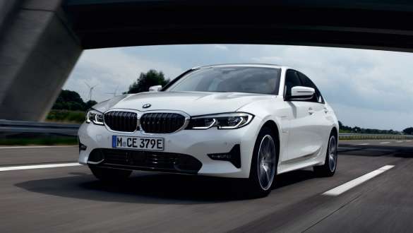 Imagine cu trei sferturi din partea frontală a unui BMW Seria 3 Sedan plug-in hybrid Imagine cu trei sferturi din partea frontală a unui BMW Seria 3 Sedan plug-in hybrid