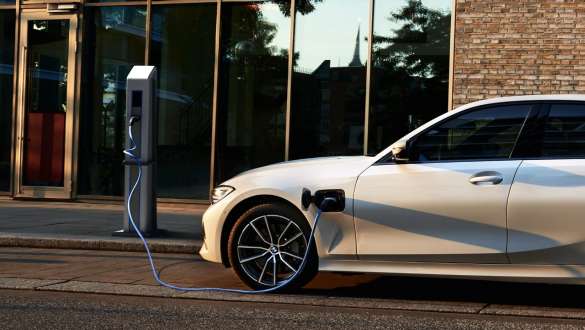 Imagine din partea laterală a unui BMW Seria 3 Sedan plug-in hybrid Imagine din partea laterală a unui BMW Seria 3 Sedan plug-in hybrid