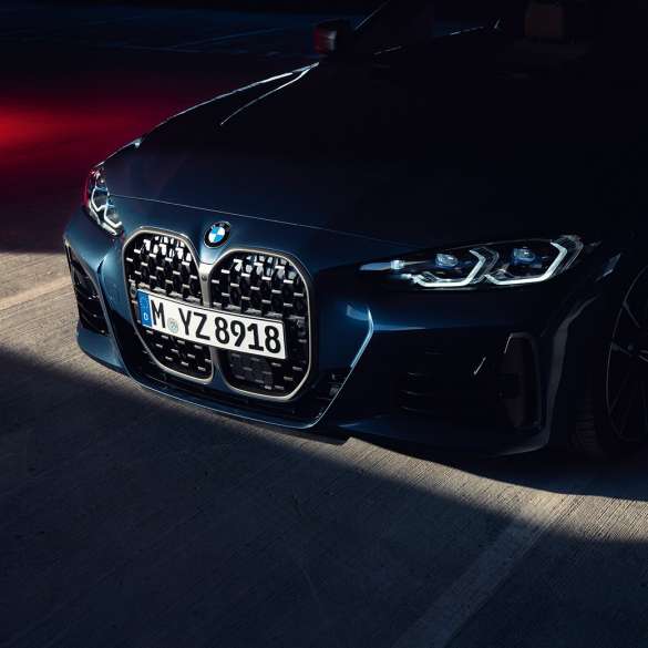 Grila BMW dublă a BMW Seria 4 Coupé, G22, 2020 Imagine în prim plan cu grila BMW dublă a BMW Seria 4 Coupé, G22, 2020, în Albastru Arctic Race metalizat