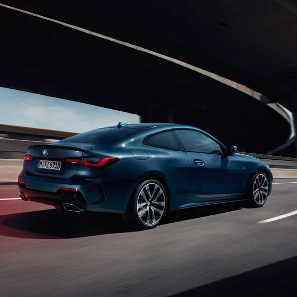 Imagine cu trei sferturi din partea laterală a BMW Seria 4 Coupé, G22, 2020 Imagine cu trei sferturi din partea laterală a BMW Seria 4 Coupé, G22, 2020, în Albastru Arctic Race metalizat, rulând