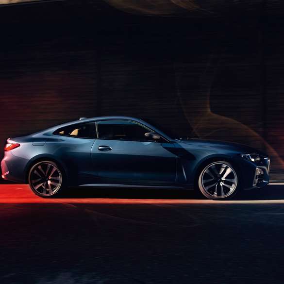 Imagine cu partea laterală a BMW Seria 4 Coupé, G22, 2020 Imagine cu partea laterală a BMW Seria 4 Coupé, G22, 2020, în Albastru Arctic Race metalizat, rulând