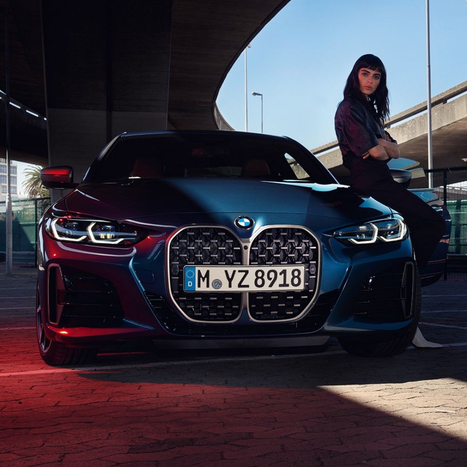 Grila BMW dublă şi farurile BMW Seria 4 Coupé, G22, 2020 Imagine cu partea frontală a BMW Seria 4 Coupé, G22, 2020, în Albastru Arctic Race metalizat, cu grila BMW dublă, farurile şi un model